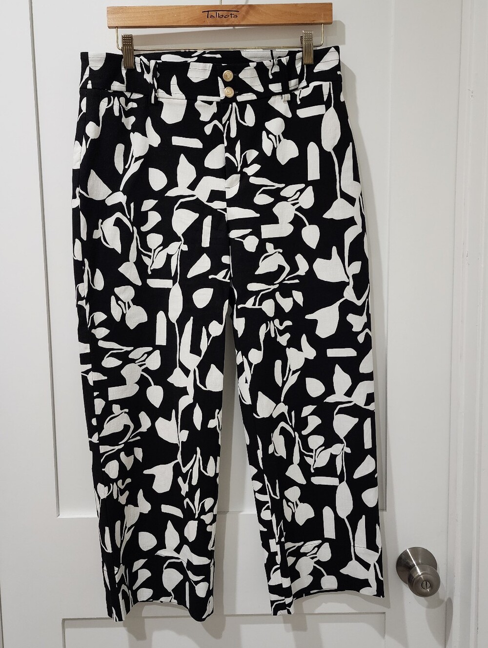 Chico's Black and White Abstract Botanical Crop Pants